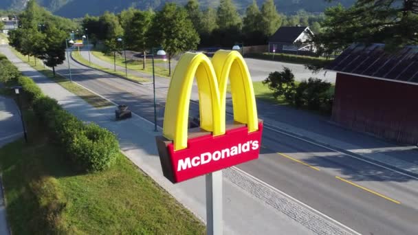 Orbita Wokół Znaku Drogowego Mcdonalds Przejeżdżającym Tle Samochodem Słoneczne Popołudnie — Wideo stockowe