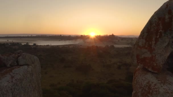 Udara Terbang Mundur Melalui Bukit Batu Yang Indah Savannah Zimbabwe — Stok Video