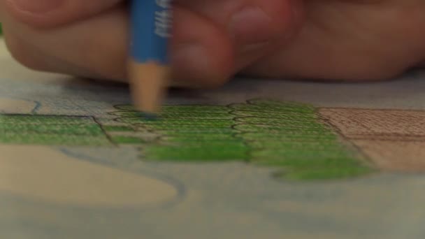 Primer Plano Niño Para Colorear Una Obra Arte Con Lápiz — Vídeo de stock