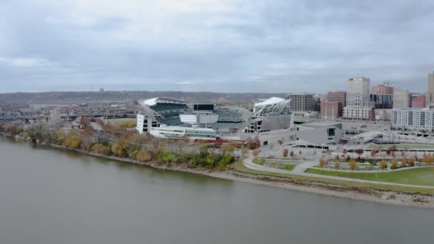 Zdjęcie Lotu Ptaka Cincinnati Paul Brown Stadium Rzeką Ohio Pierwszym — Wideo stockowe