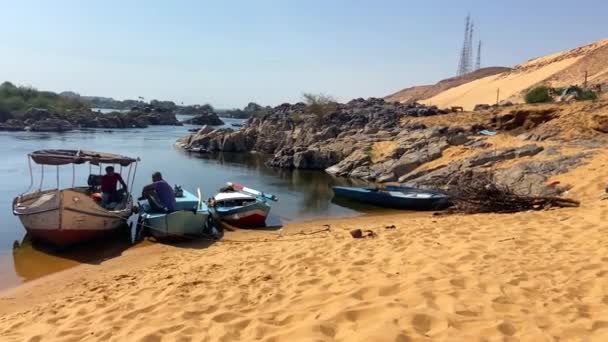 停靠在尼罗河岸边的小船 向埃及沙丘山丘驶去 — 图库视频影像