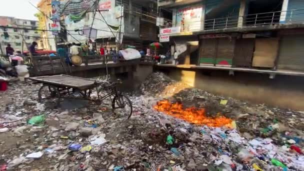 Skräp Burning Tomma Vattenvägen Dhaka Med Svart Rök Allemansrätt — Stockvideo