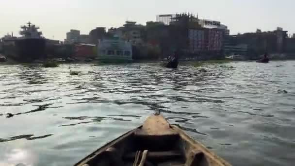 晴れた日の間に水の中を航海する木製のカヌーの最初の人のビュー Pov — ストック動画
