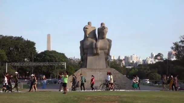 Orang Orang Melewati Monumen Bandeiras Taman Ibirapuera Patung Bersejarah — Stok Video