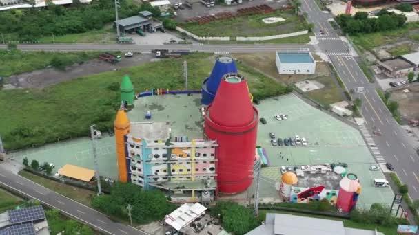 Luftaufnahme Der Touristenattraktion Bunte Glücksstift Fabrik Diy Erlebniszentrum Für Kinder — Stockvideo