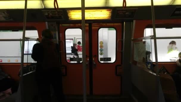在科罗纳大流行期间 人们戴着面具观看地铁内的景象 — 图库视频影像