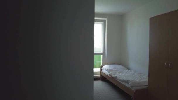 Ouverture Porte Une Modeste Chambre Hôtel Avec Lit Balcon Armoire — Video