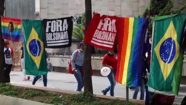 Bandeiras Brasil Movimento Lgbt Fora Bolsonaro Presidente Pendurado Exposição Movimento — Vídeo de Stock