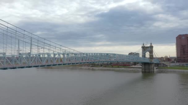 Vzdušná Kamion Záběr Roebling Suspension Bridge Cincinnati Ohio Přes Řeku — Stock video