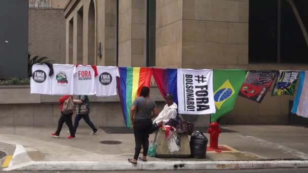 挂在街上的旗帜 巴西人Lgbt运动Fora Bolsonaro主席慢动作 — 图库视频影像