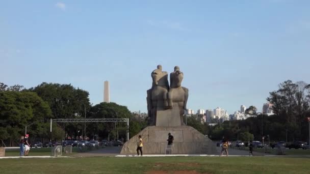 位于Ibirapuera公园的Bandeiras纪念碑 历史文物雕塑 — 图库视频影像