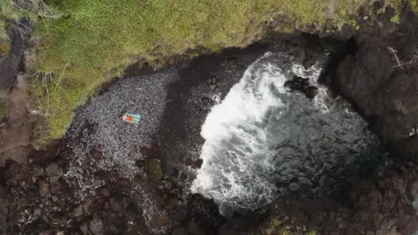 Ascension Aérienne Sur Une Petite Plage Privée Seixal Madère — Video