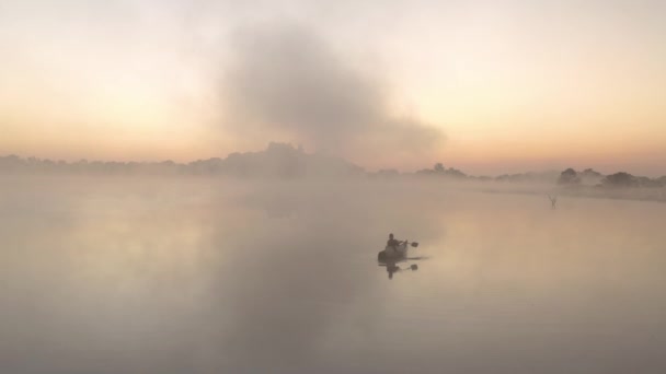 Zdjęcie Mężczyzny Wiosłującego Samotnie Jeziorze Przed Wschodem Słońca Imire Zimabwe — Wideo stockowe