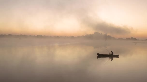 Aereo Apporaching Uomo Che Pesca Lago Nelle Prime Ore Del — Video Stock