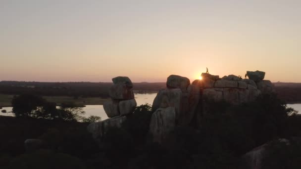 Aerial Sta Volando Avanti Tra Due Grandi Pietre Durante Tramonto — Video Stock