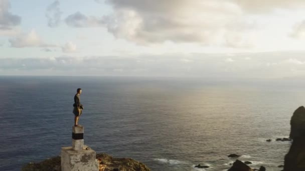 Aérea Está Volando Alrededor Joven Durante Amanecer Sao Laurenco Madeira — Vídeos de Stock