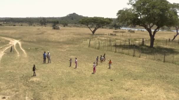 Aerial Muestra Niños Africanos Jugando Fútbol Campo Imire Zimbabue — Vídeos de Stock