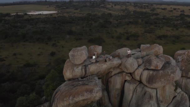 Vol Aérien Autour Groupe Amis Qui Profitent Coucher Soleil Imire — Video