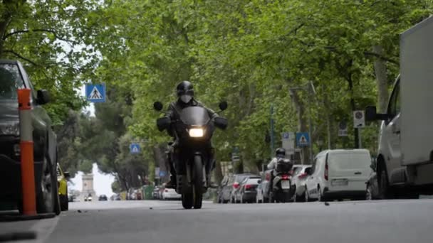 Movimento Lento Motocicleta Dirigindo Rua Gênova Itália Durante Dia Baixo — Vídeo de Stock
