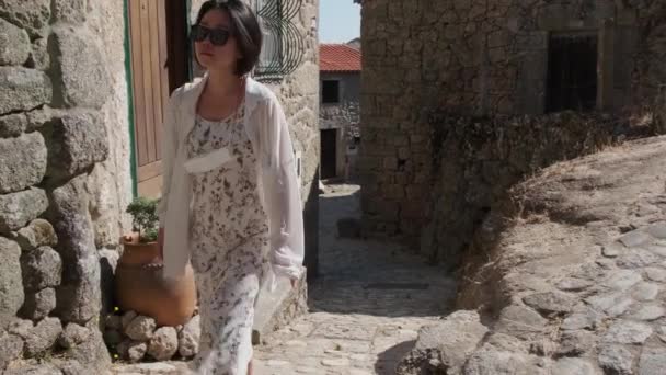 Femme Marchant Dans Allée Centre Historique Monsanto Portugal Handheld — Video