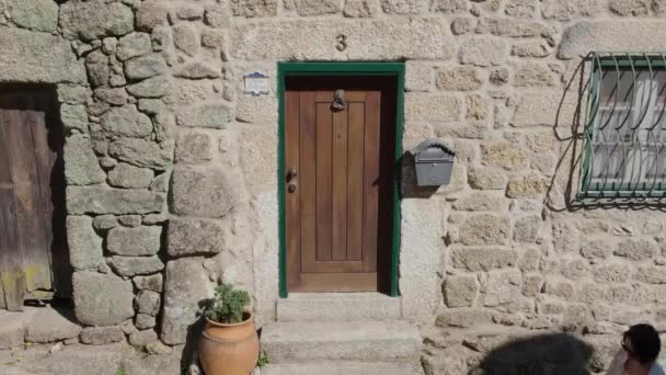 Drewniane Drzwi Kamiennej Fasadzie Domu Starej Portugalskiej Wsi Monsanto Widok — Wideo stockowe