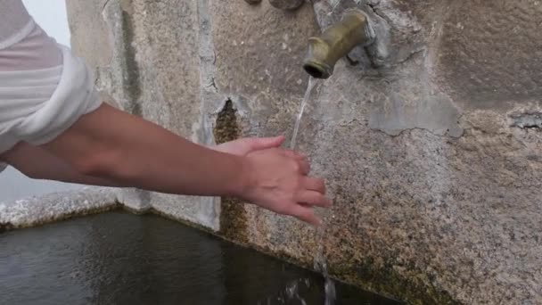 Unerkennbare Frau Wäscht Sich Brunnen Des Monsanto Dorfes Die Hände — Stockvideo