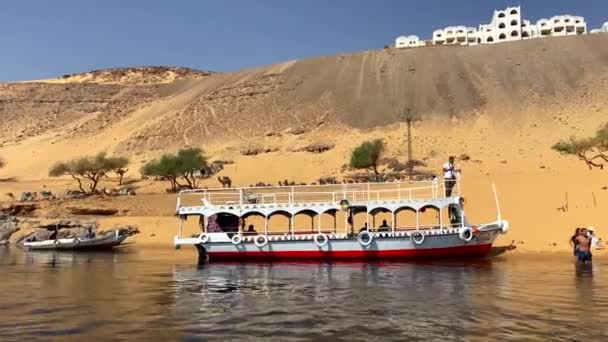 Barco Turístico Atracado Río Nilo Largo Costa Nubian Village Egipto — Vídeo de stock