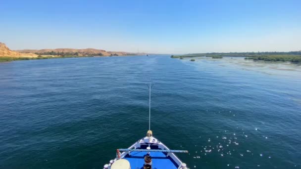 Передня Носа Круїзного Судна Пливе Через Ніл Ріку Блакитний День — стокове відео