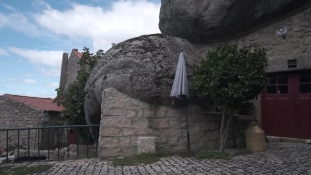 Casa Costruita All Interno Una Grande Roccia Megalitica Nel Villaggio — Video Stock