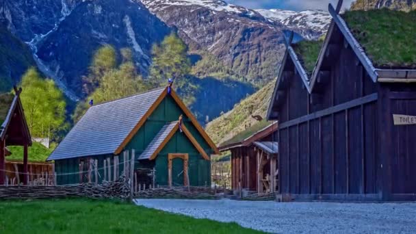 Sluneční Svit Tradiční Vikingské Domy Turistických Atrakcích Viking Údolí Norsko — Stock video