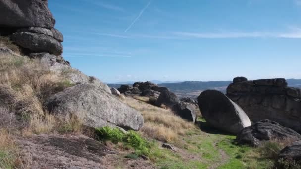 Grote Rotsblokken Berg Van Monsanto Dorp Portugal Panning — Stockvideo