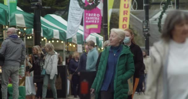 Slow Motion People Compras Paseos Por Mercado Agricultores Truro Cornwall — Vídeos de Stock