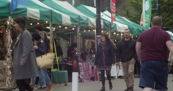 イギリス コーンウォール州トゥルーロのファーマーズマーケットで買い物やウォーキング スローモーション パンニング ショット — ストック動画