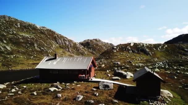 Increíble Panorámica Una Solitaria Cabaña Noruega Rodeada Verdes Colinas Aérea — Vídeo de stock