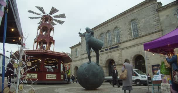 英国特鲁罗莱蒙码头康沃尔和购物者市场日大厅外的鼓手雕像 — 图库视频影像