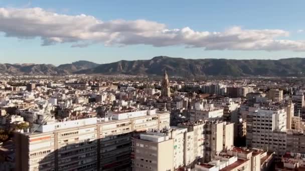 西班牙穆尔西亚市和具有山区背景的大教堂的空中景观 — 图库视频影像