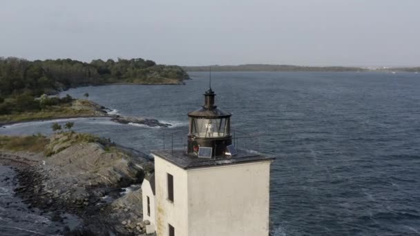 Pássaro Roosting Farol Rhode Island Aerial — Vídeo de Stock