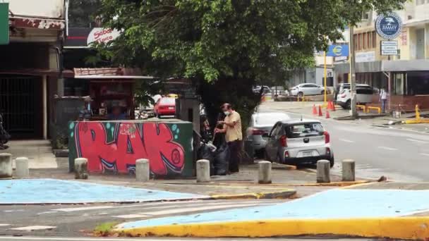 Velho Asiático Homem Varre Pás Chão Sujeira Saco Lixo Para — Vídeo de Stock