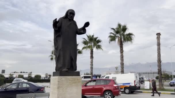 Mãe Teresa Estátua Volta Uma Luta Fora Aeroporto Internacional Tirana — Vídeo de Stock