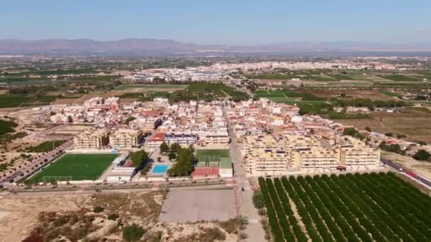 スペインの地中海町アルゴルファ近くの近代的な農村部のアパートメンツビルとビジネス — ストック動画