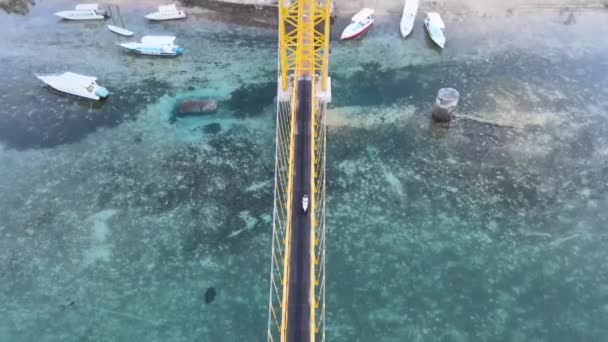 Uma Scooter Atravessa Ponte Amarela Nusa Ceningan Ponte Amor Drone — Vídeo de Stock