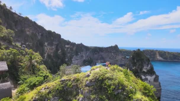在印度尼西亚巴厘努沙佩尼达的千岛观悬崖顶上欣赏风景的一群年轻人 — 图库视频影像