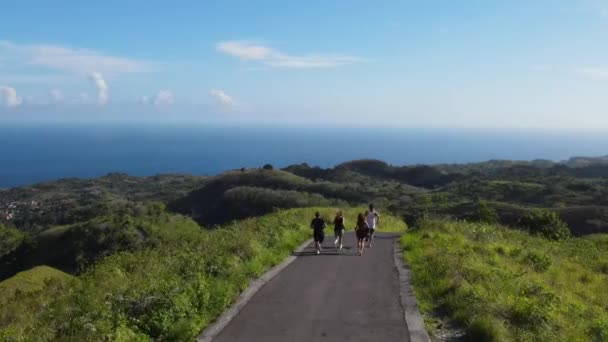 Grupo Jóvenes Corriendo Por Camino Través Verdes Colinas Día Soleado — Vídeos de Stock