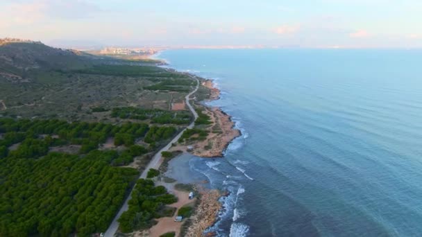 スペインのサンタポラの道路近くの田舎の海岸で波が砕ける — ストック動画