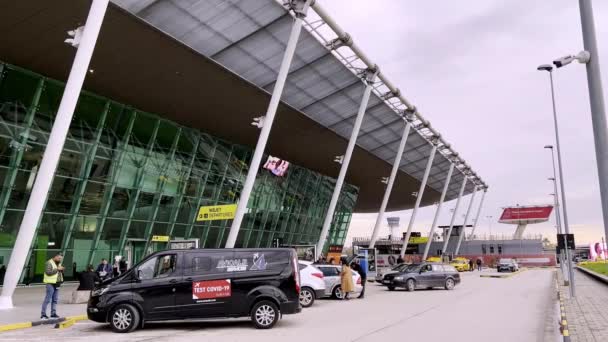 Mobiles Covid Prüfgerät Geparkt Außerhalb Tirana Internationalen Flughafen Gebäude — Stockvideo