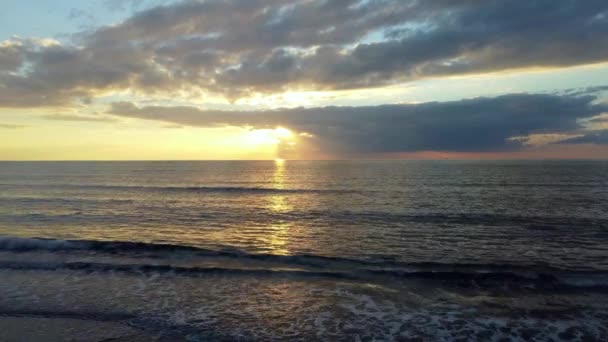 Impulso Aéreo Para Pôr Sol Sobre Mar Adriático Longo Costa — Vídeo de Stock