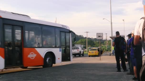 Bus Die Aankomt Bij Bushalte Naar Een Lijn Van Pendelaars — Stockvideo
