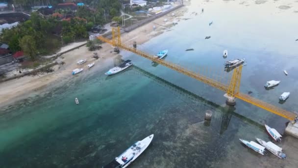 Närbild Ovanför Den Gula Bron Som Förbinder Nusa Lembongan Och — Stockvideo