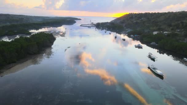 Türkisfarbenes Wasser Mit Einer Ruhigen Oberfläche Reflektiert Wolken Und Himmel — Stockvideo