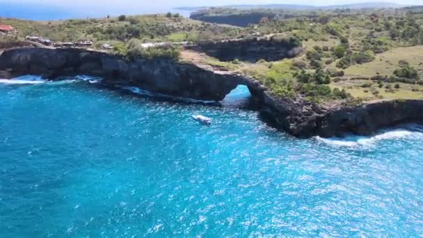 Drone Vista Aerea Una Barca Broken Beach Nusa Penida Indonesia — Video Stock